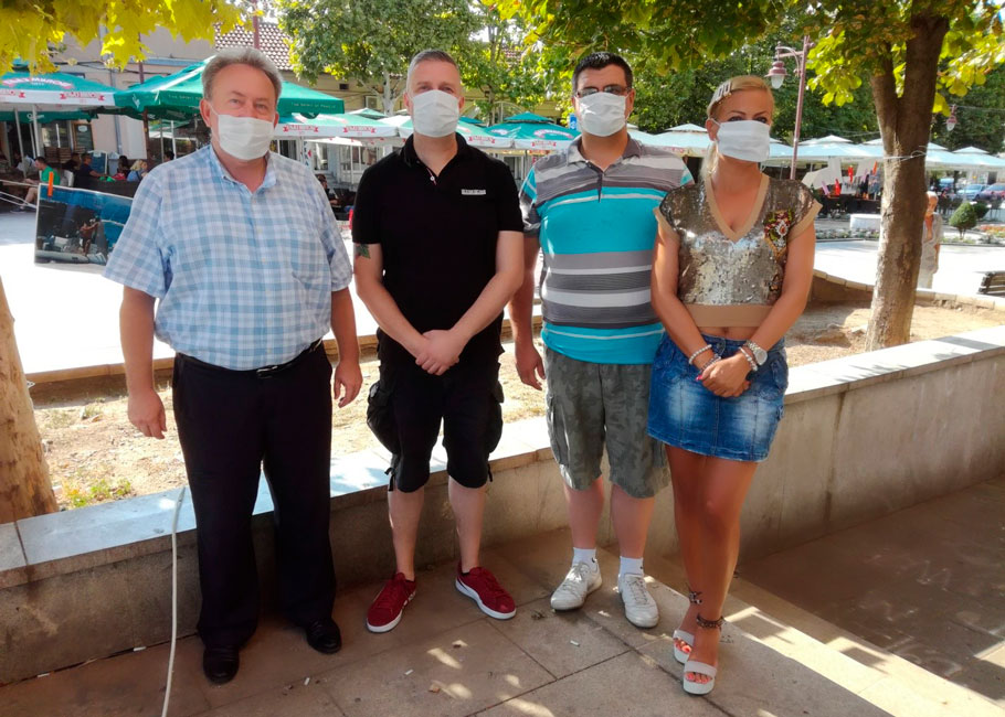 Групација „ЗА СПАС АР“ са заштитним медицинским маскама, с лева: Драган Тодоровић, председник Удружења „Павле Бакић“, Иван Ивановић, председник СНП „Наши“, Миодраг Прековић, председник Одбора „Двери“ и Марина Благојевић, ПР Удружења „Прав(и) пут“ и одборница СО Аранђеловац