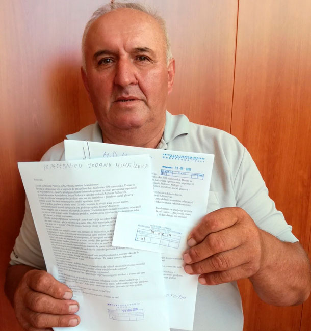 Десимир Петровић са дописом овереним штамбиљима државних органа 