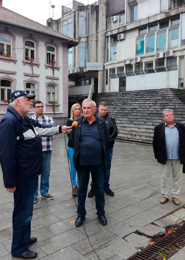 Конференција за новинаре Групације „ЗА СПАС АР“ данас одржана испред зграда општине Аранђеловац, с лева: новинар ТВ „Сунце“ Душан Старчевић, Миодраг Прековић („Двери“), Марина Благојевић („Прав(и) пут“), др Радосав Швабић („Прав(и) пут“), Иван Ивановић („Наши“) и Танасије Манојловић („Боља Србија“)