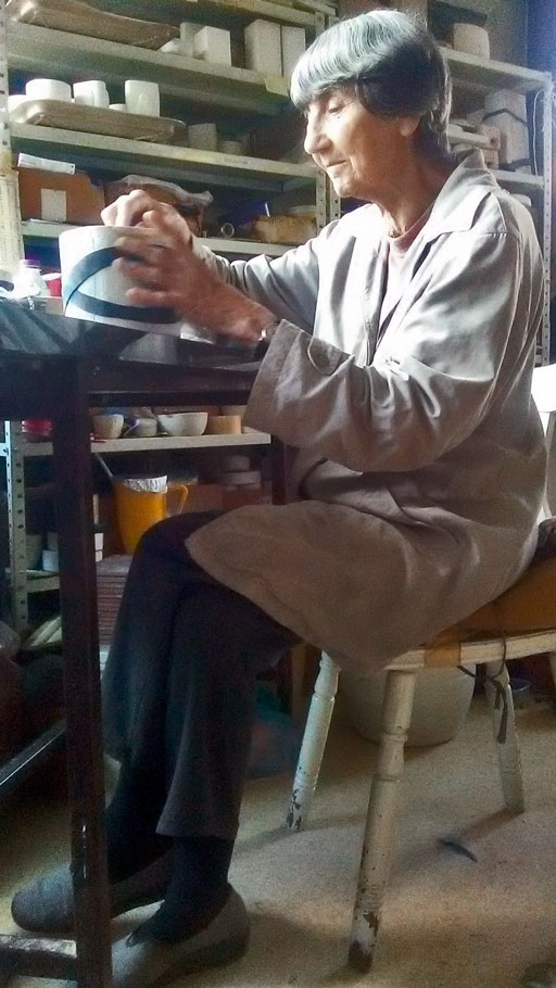 Ружа Николић у свом атељу – стваралаштво у керамици као трајна инспирација