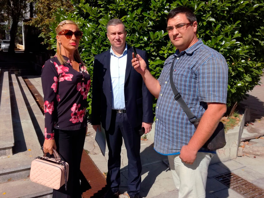 Представници Уједињене опозиције Аранђеловца пре уласка у зграду општине Аранђеловац, у симболично време пет до дванаест, с лева: Марина Благојевић („Прави пут“), Иван Ивановић („Наши“) и Миодраг Прековић („Двери“)