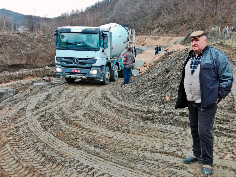 Десимир Петровић на градилишту новог моста на речици Раслова у Босути