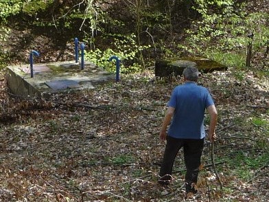 Две каптаже на изворишту Балабанца у близини Црвене баре (једну је урадила Дунавска бановина пре Другог светског рата, а другу пре неколико година „Књаз Милош“), на путу према Трешњевици, фото: ДТ, 10. априла 2018. године, на лицу места са почившим Миодрагом Милом Бошковићем
