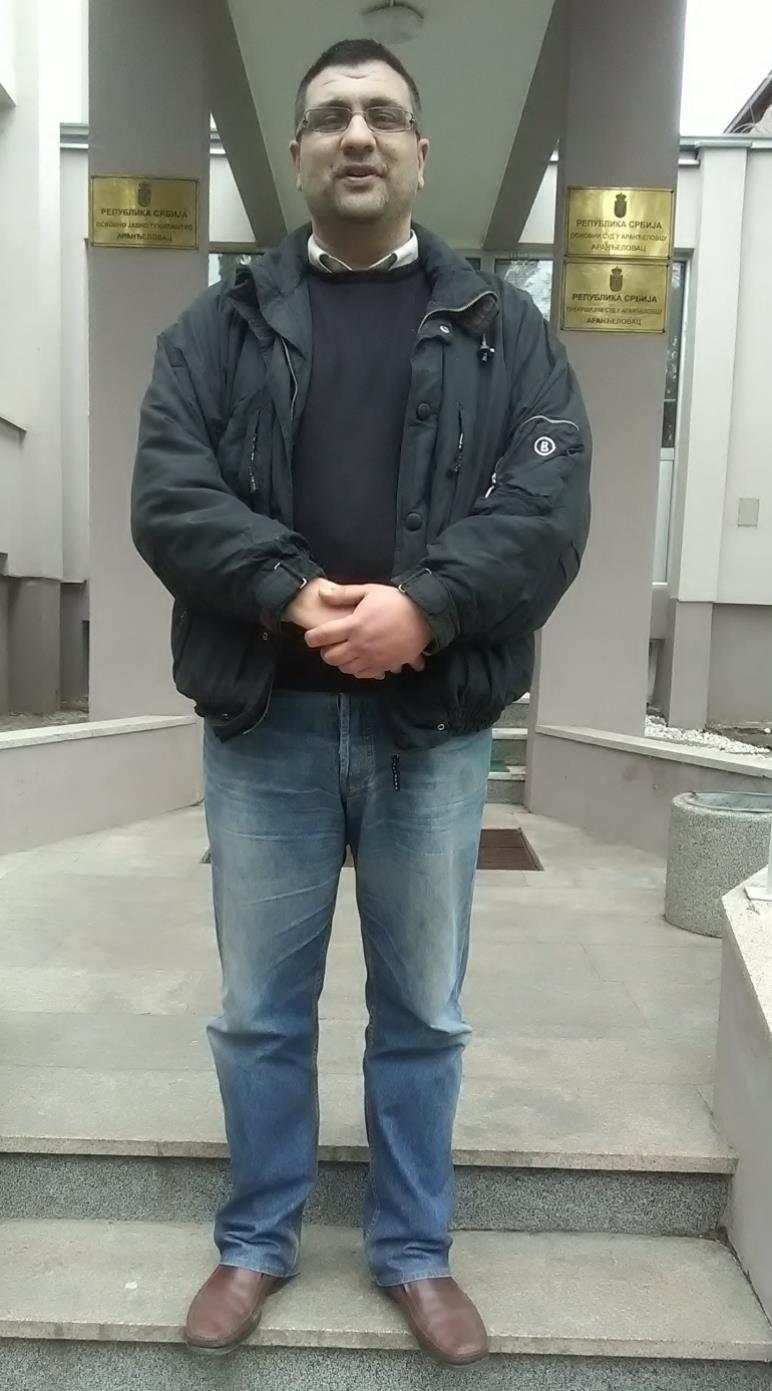 Миодраг Прековић испред улаза у Основни суд у Аранђеловцу