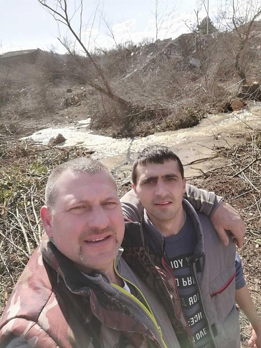 Аранђеловачки риболовци спасавају рибљи фонд на Малој водојажи ФЕП-а у Буковику, слева: Ненад Милинковић и Горан Пивач, председник Удружења риболоваца Аранђеловца (фото: Ненад Милинковић)