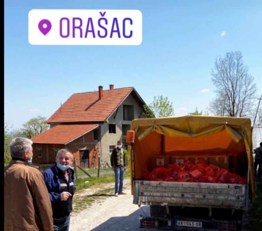 Камион ЈКП „Букуља“ снимљен у Орашцу током трајања ванредног стања, са пакетима намењеним пензионерима у товарном делу