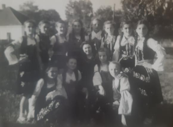 Женска фолклорна секција у Венчанима 1960. године (четврта слева Јулијана Савић)