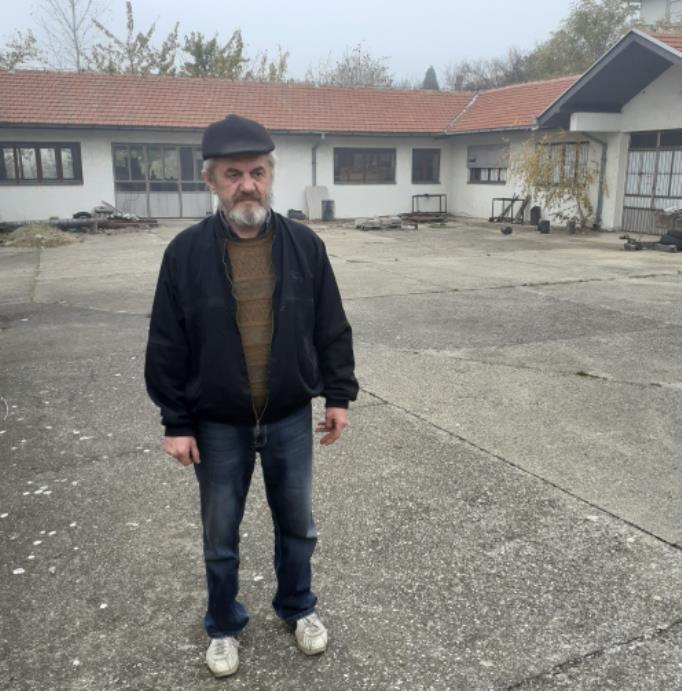 Негован Нега Цветковић испред своје, скоро две деценије празне, хале на Златару