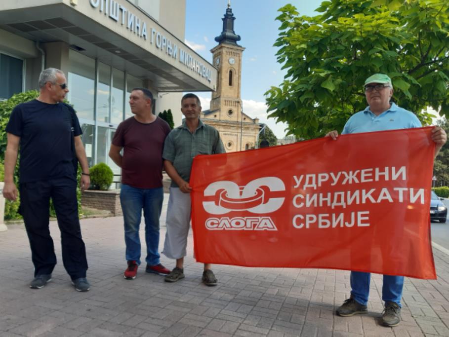 Испред зграде општине Горњи Милановац, слева: Саша Стошић, Иван Ивановић и Владимир Радосављевић