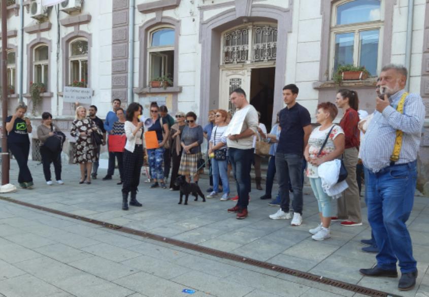 Са данашњег протеста испред зграде општине Аранђеловац