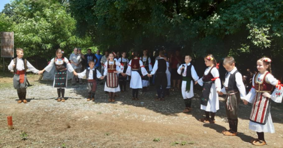 Чланови Друштва народне традиције „Шамот“ на Дворинама
