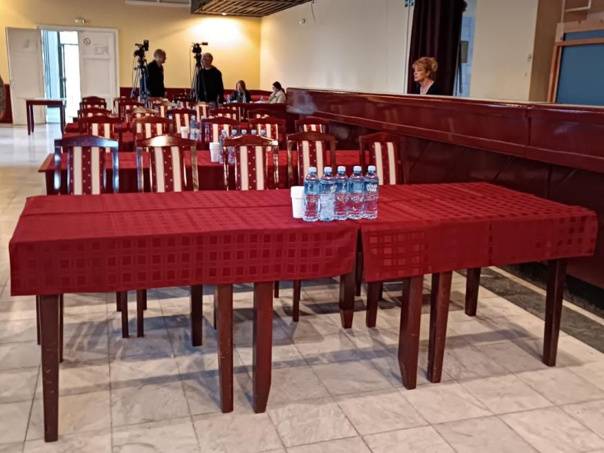 Половина сале без владајуће већине