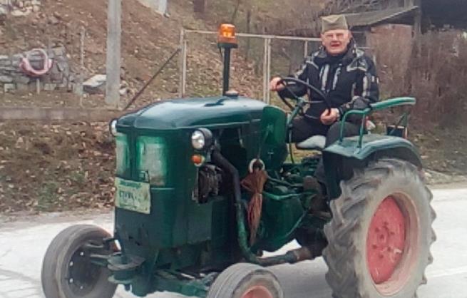 Босућанин Милан Богдановић Комша, на свом старом немачком трактору (снимио: Владан Комненовић)