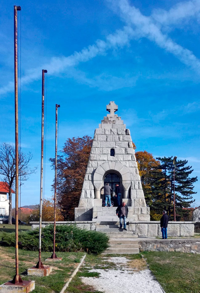 На зарђалим јарболима код Спомен-костурнице на државни празник Републике Србије, Дан примирја у Првом светском рату, нису истакнуте ни заставе Републике Србије